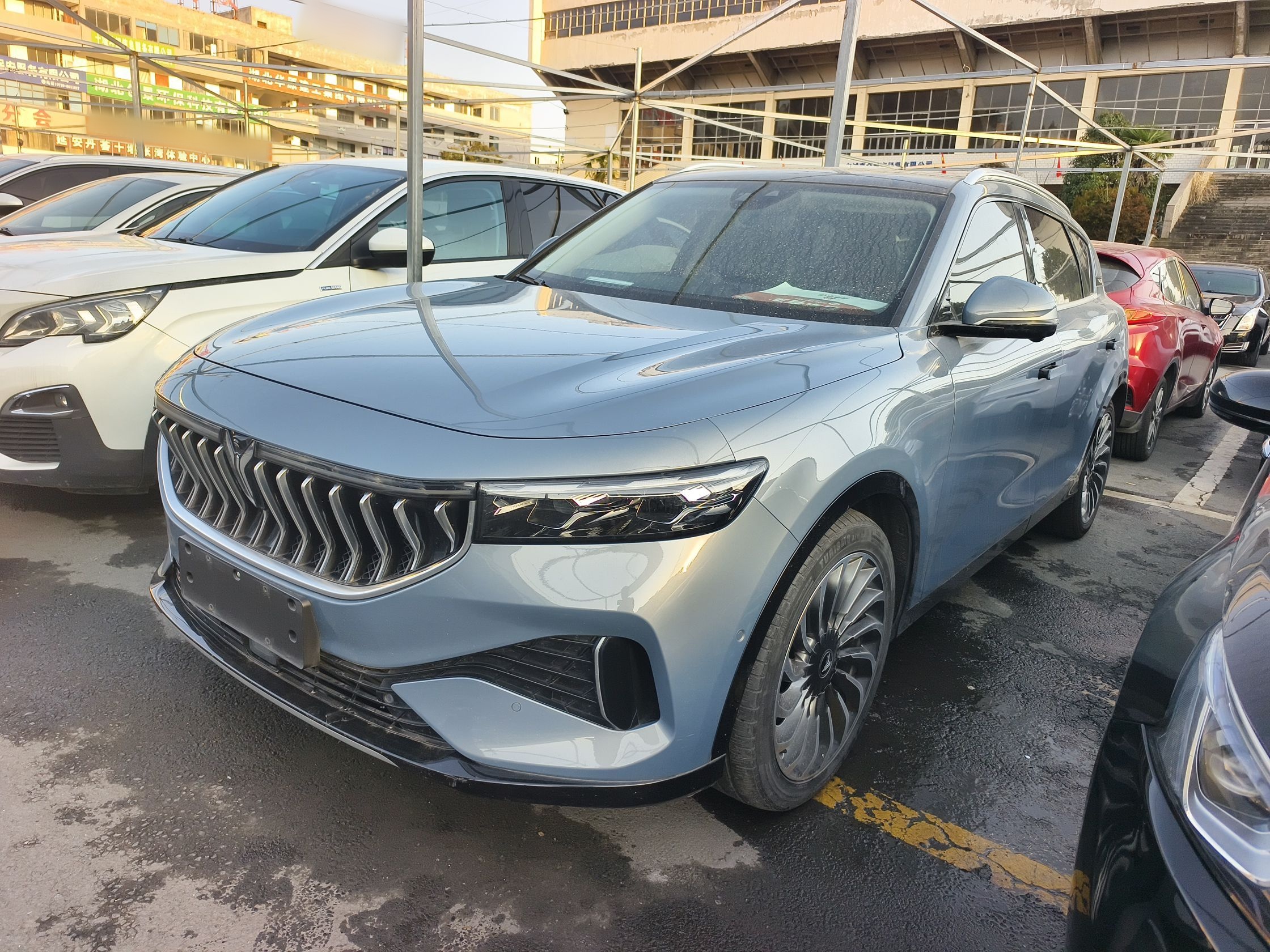 Под передней частью автомобиля