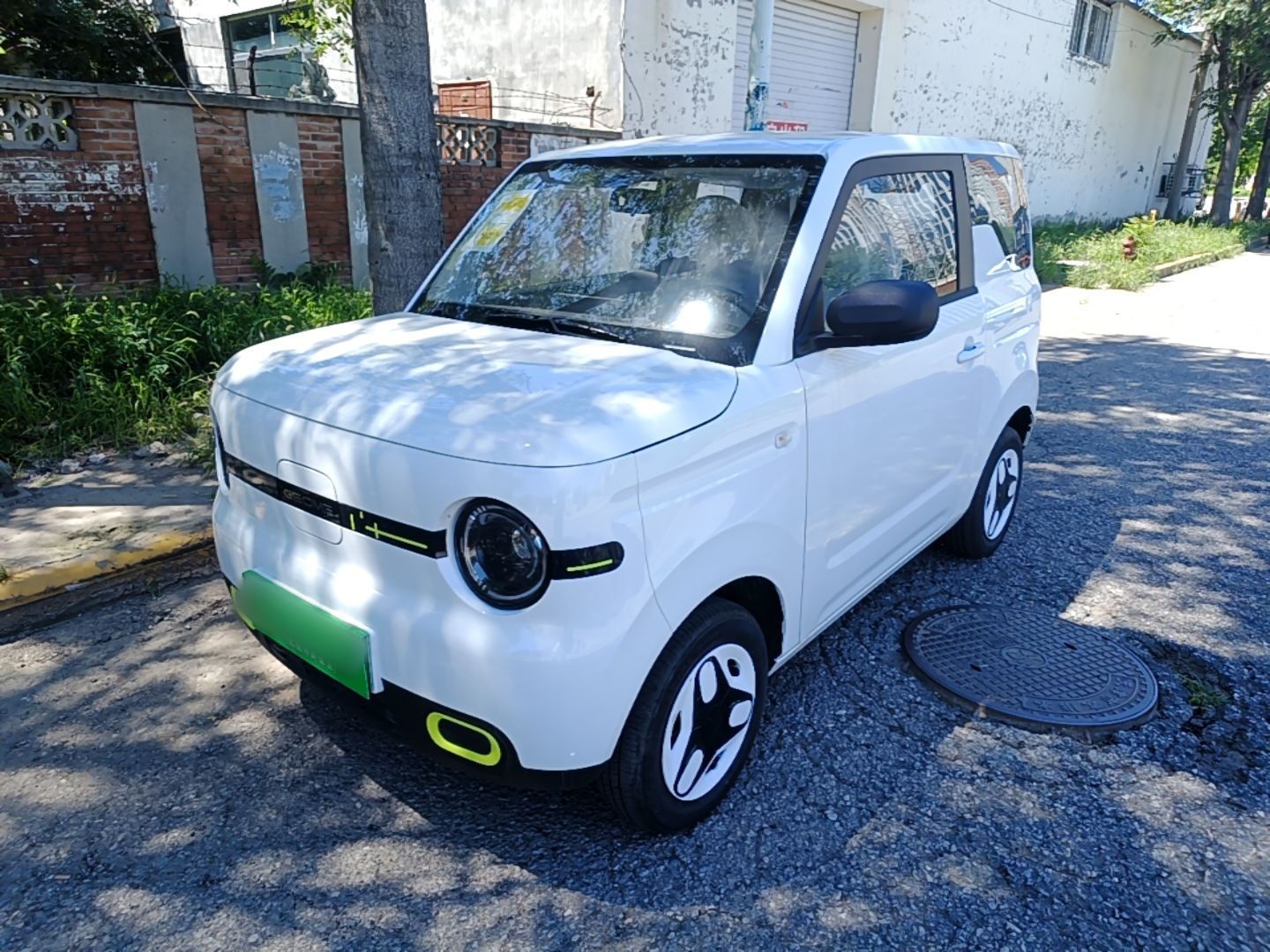 Unter der Vorderseite des Autos