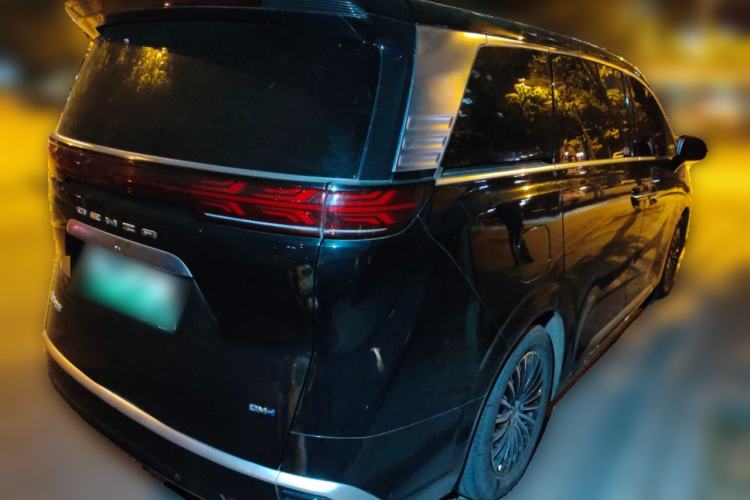 Used Denza D9 2022 DM-i 1040 Prestige Model
