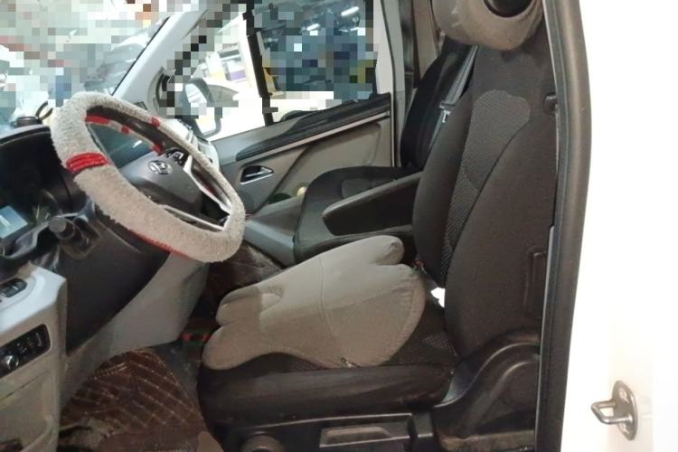 Used SAIC MAXUS Xintu V70 2023 2.0T Elite Edition Manual Transmission Short Wheelbase Low Roof 5/6 Seats (125 hp)
