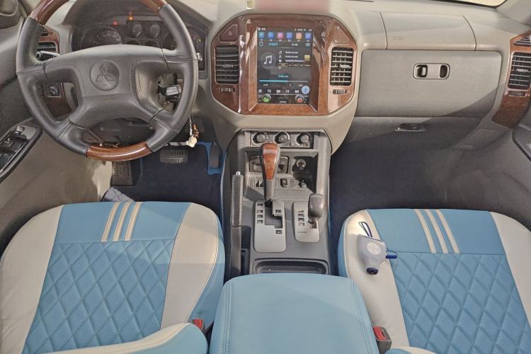 Used Mitsubishi Pajero 2006 3.0L AT GLS Center Console