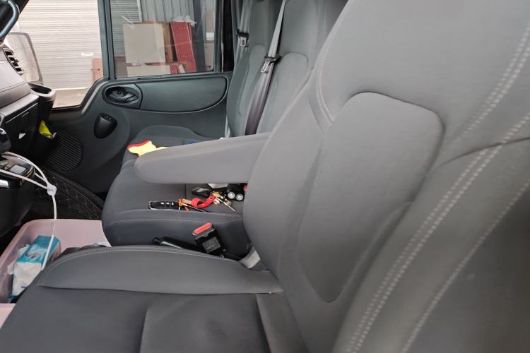 Used JMC Fushun 2023 2.0T Automatic Short-Wheelbase Low-Roof Commercial & Multi-Purpose Passenger Vehicle 6-Seater with Dual-Opening Tailgate
