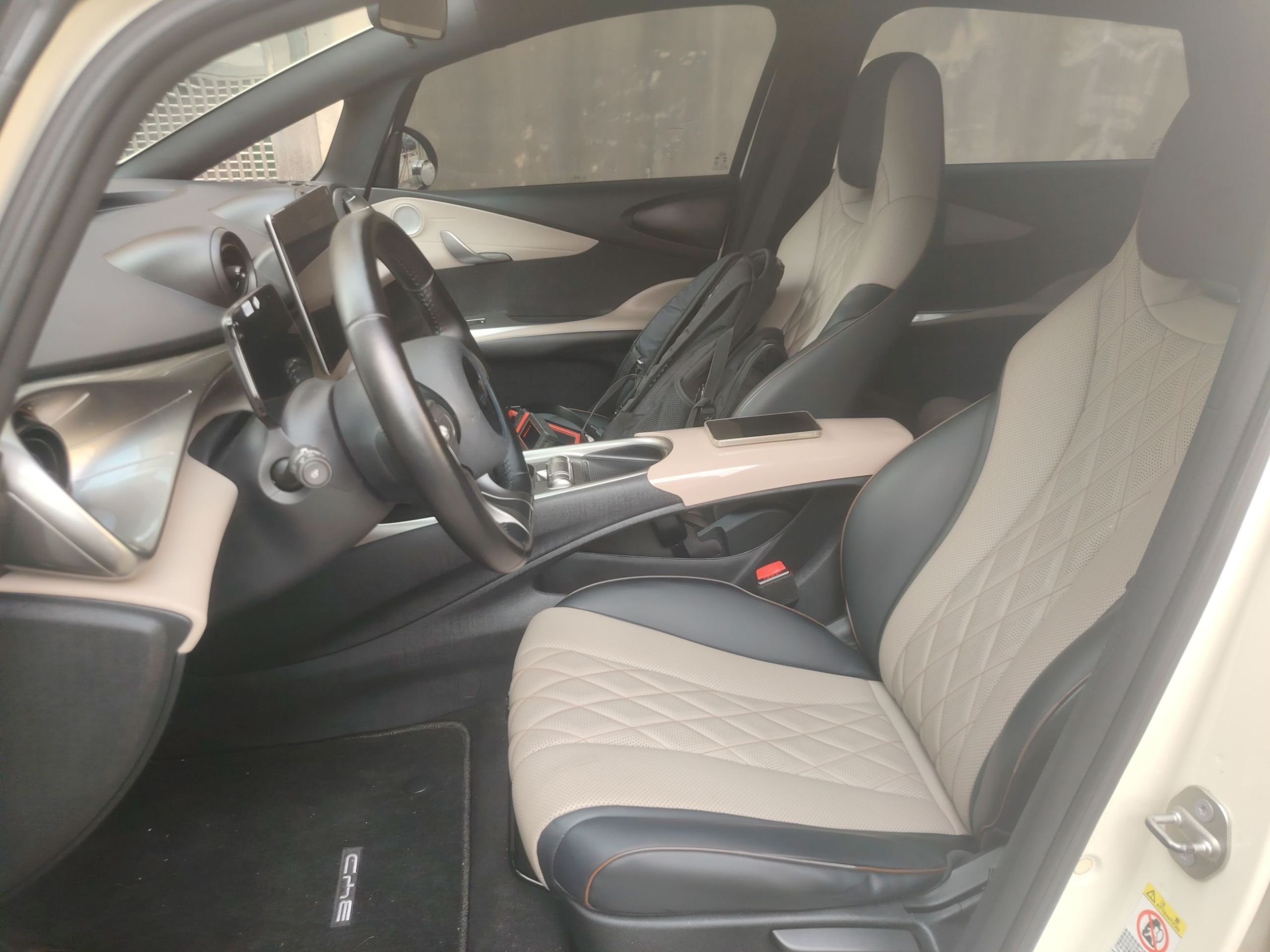 المقاعد الأمامية داخل السيارة