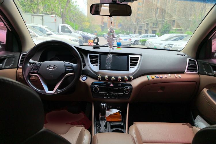 Used Hyundai Tucson 2015 1.6T Dual-Clutch Two-Wheel-Drive Smart Model Center Console