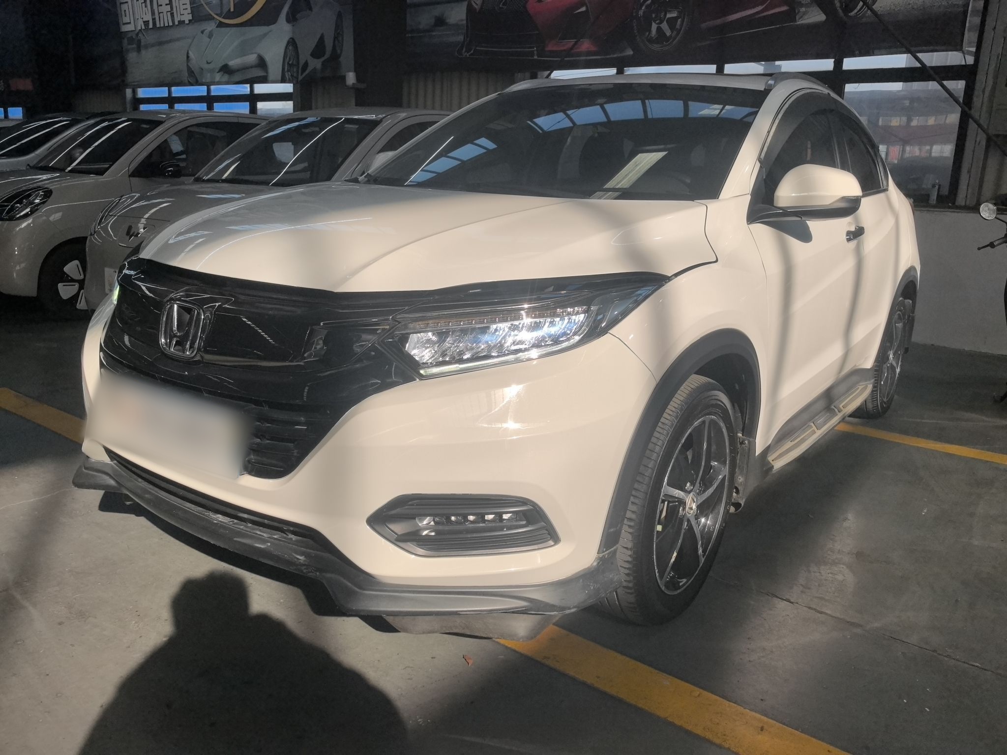 تحت مقدمة السيارة