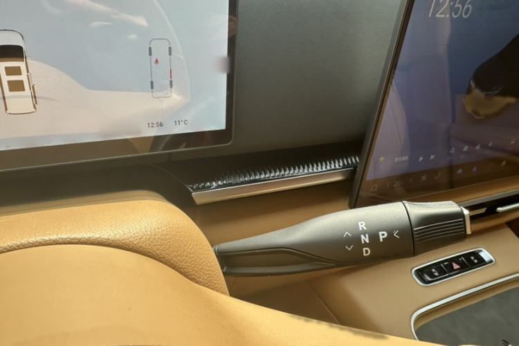 Used VOYAH Dream 2025 PHEV Four-Wheel Drive Prestige Kunpeng Edition
