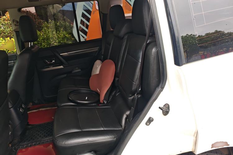 Used Mitsubishi Pajero 2016 3.0L Automatic Standard Version China IV Standard Left Rear Seat