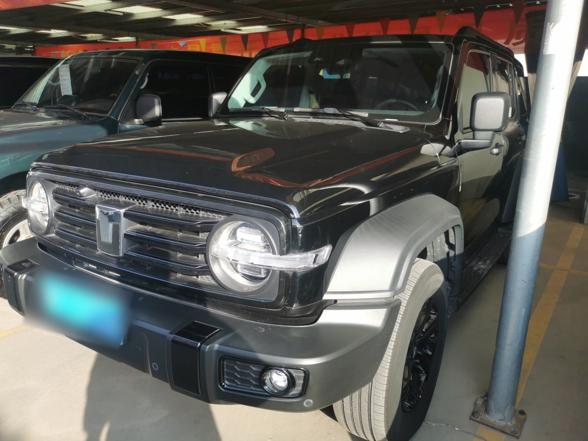 Под передней частью автомобиля