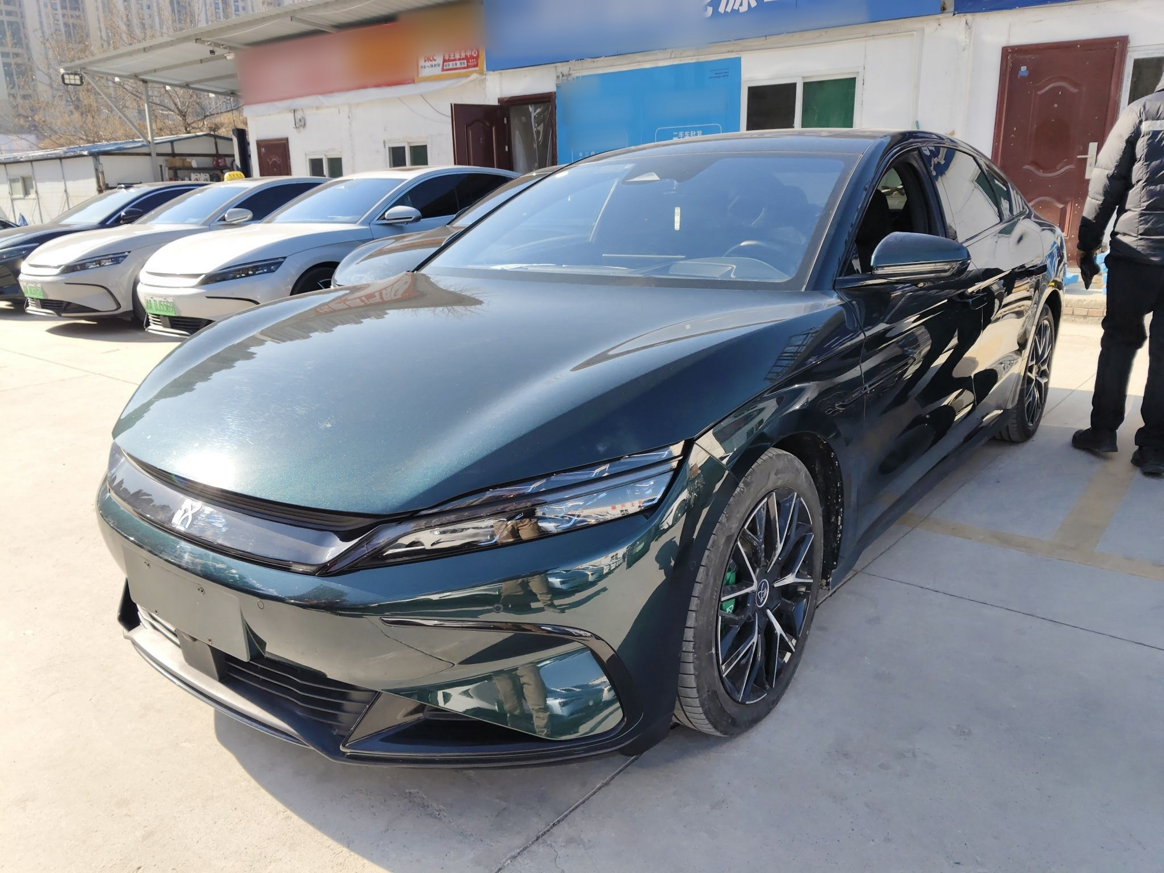 تحت مقدمة السيارة