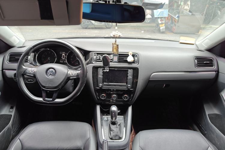 Used Volkswagen Sagitar 2017 180TSI Automatic Luxury Edition Center Console