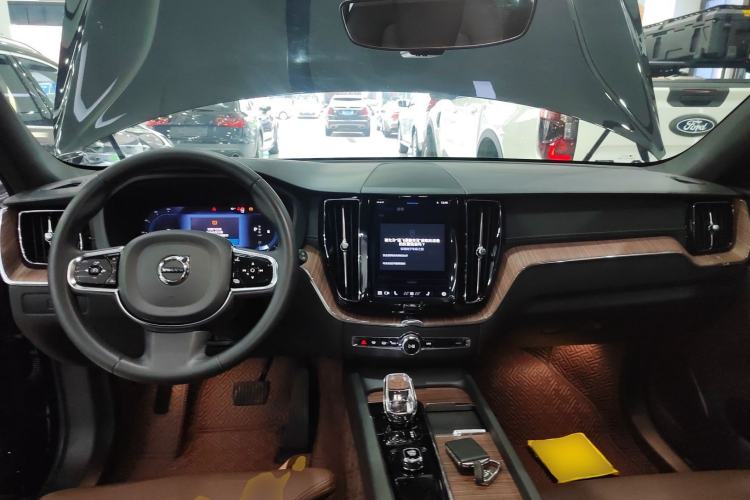 Used Volvo XC60 2023 B5 4x4 Smart Luxury Edition Center Console
