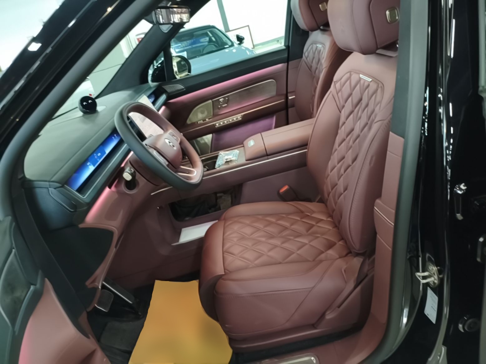 المقاعد الأمامية داخل السيارة