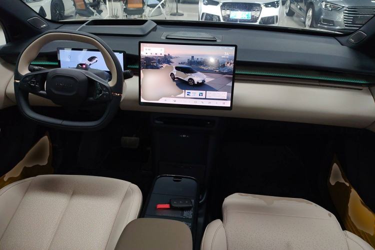 Used Lynk & Co Z20 2025 530 km Range Rear-Wheel Drive Max Center Console