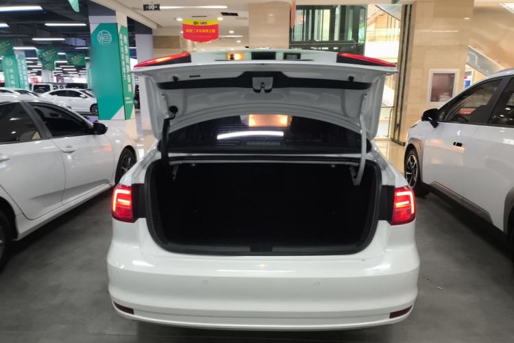 Used Volkswagen Sagitar 2017 180TSI Automatic Luxury Edition Trunk