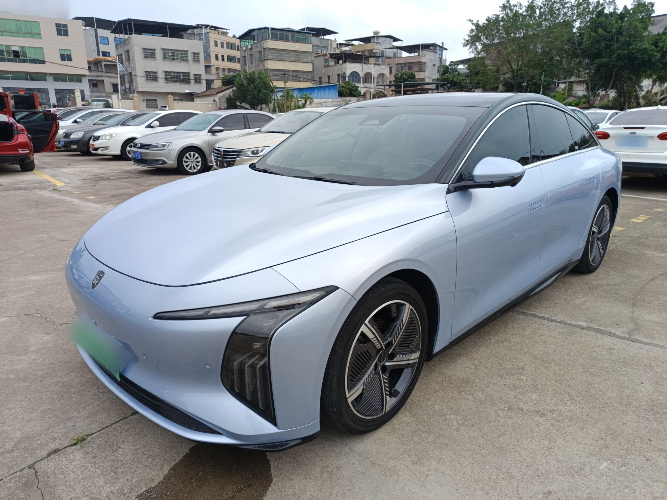 Под передней частью автомобиля