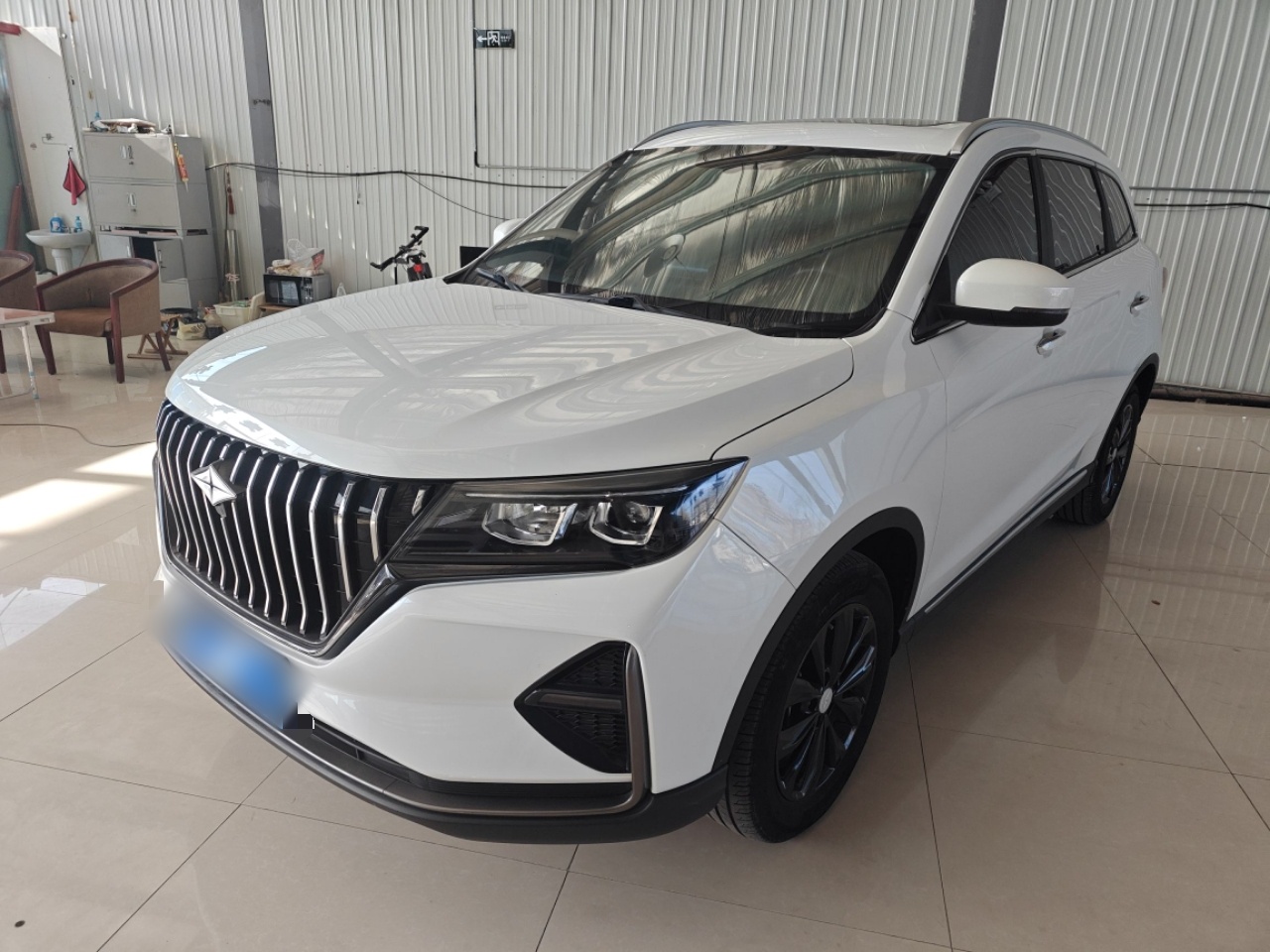 تحت مقدمة السيارة