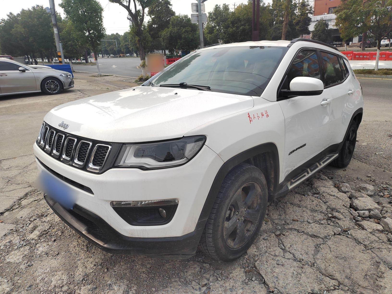 Под передней частью автомобиля