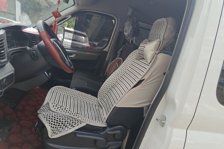 Used SAIC MAXUS Xintu V80 2025 Value Edition Aoyuntong 2.0T Manual Short Wheelbase Mid-Height 127 Ps 5/6 Seats Left Front Seat