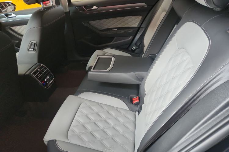 Used Volkswagen Magotan 2023 2 Million Units Limited Edition 330TSI DSG Leading Version Left Rear Seat