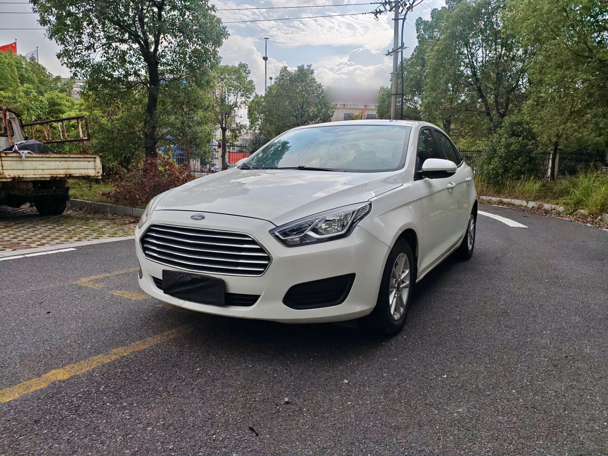 تحت مقدمة السيارة