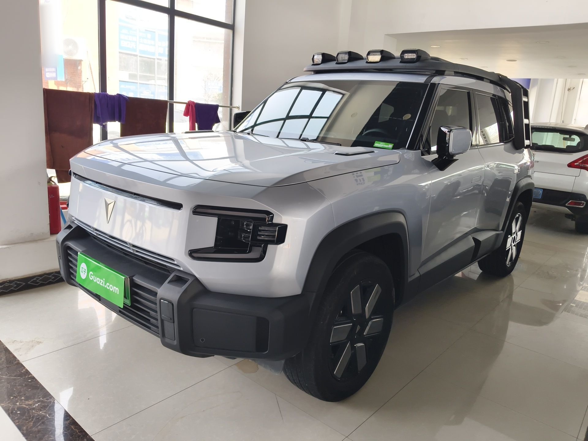 تحت مقدمة السيارة