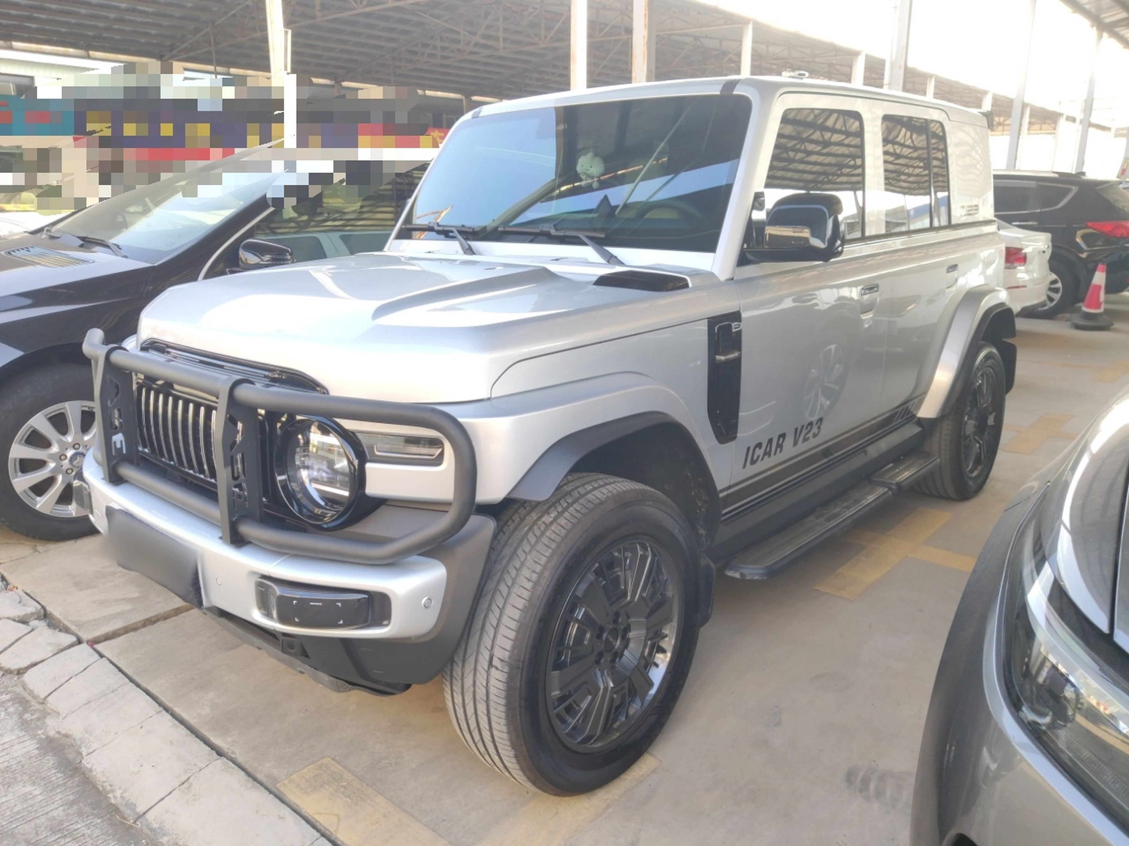 تحت مقدمة السيارة