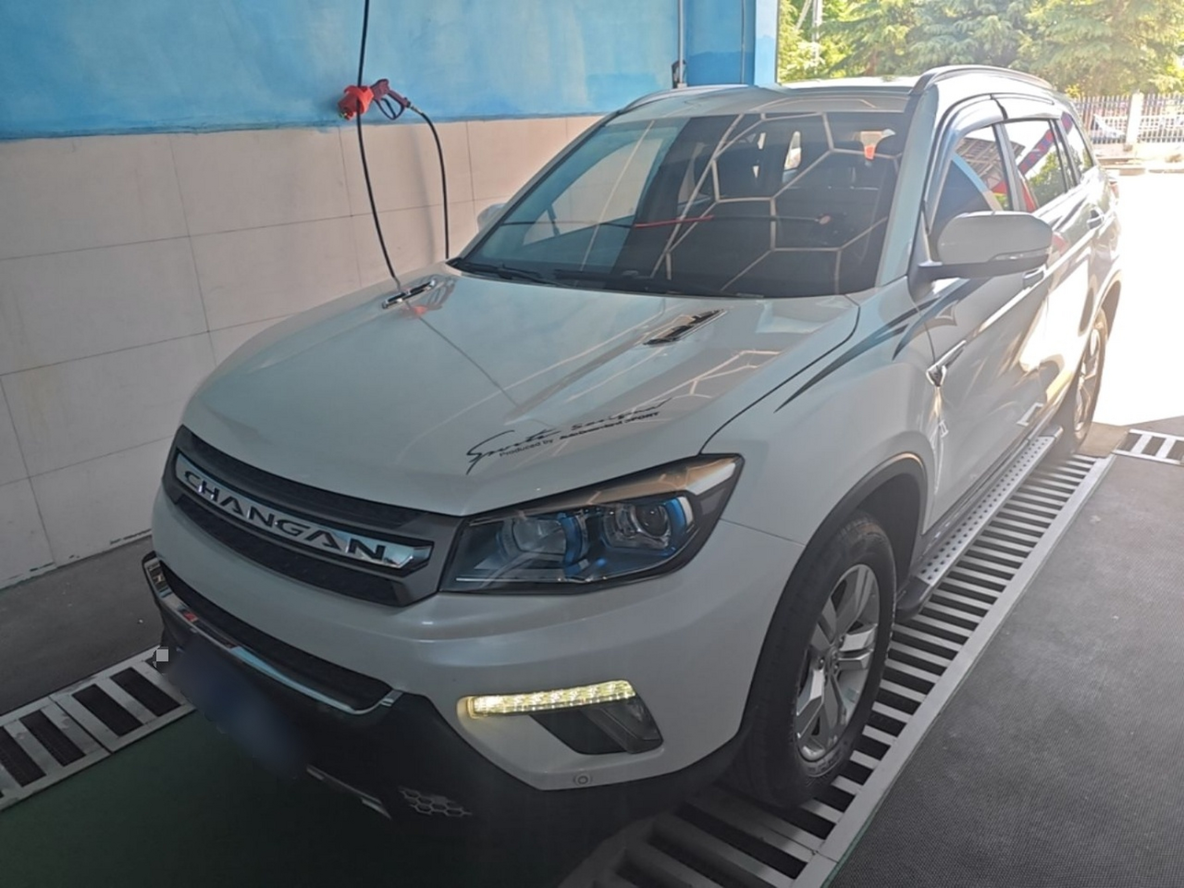 Под передней частью автомобиля