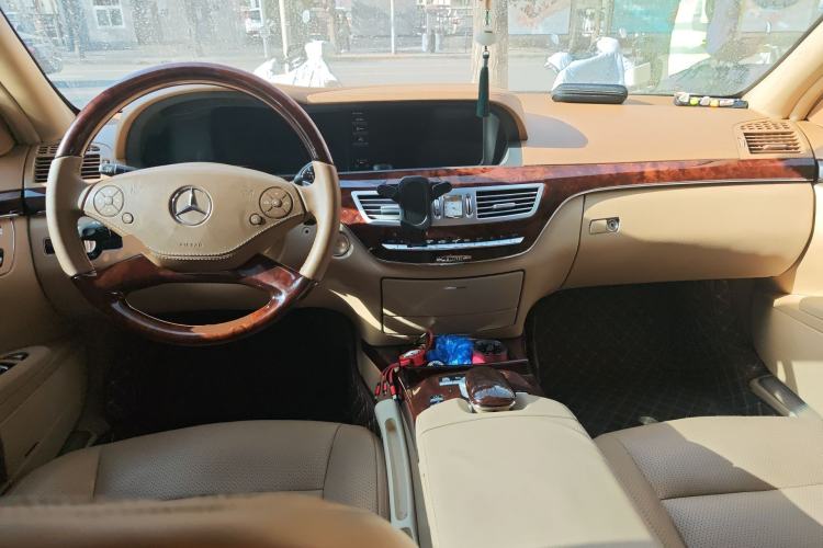 Used Mercedes-Benz S-Class 2010 S 300 L Luxury Model Center Console