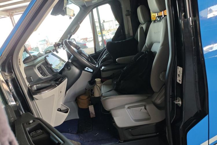 Used Ford Transit T8 2024 T8 2.3T Diesel Automatic Mid-Drive Mid-Roof 6-Seater Fully Equipped 2/2/2 Configuration
