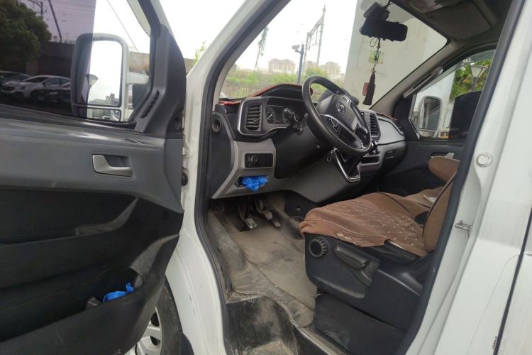 Used SAIC MAXUS Xintu V80 2021 2.0T PLUS Manual All-Around King Long Wheelbase Mid-Roof Variant with 6/7/8/9 Seats Driver Seat