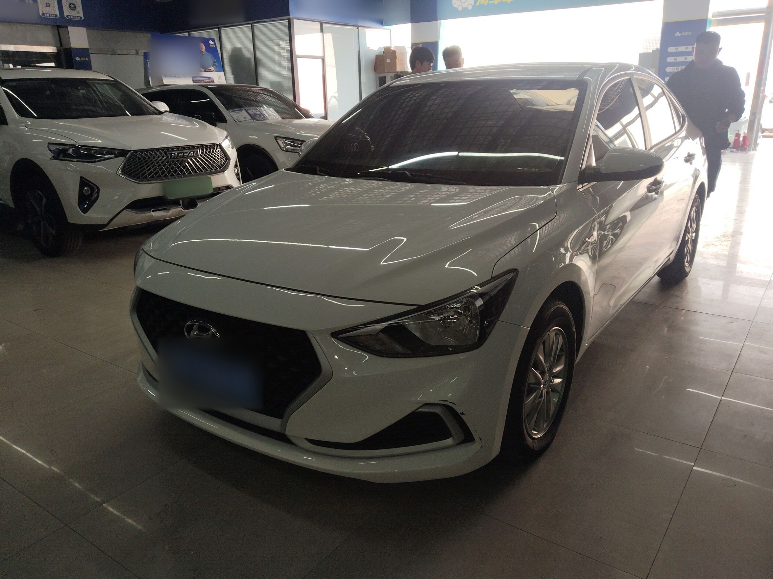 تحت مقدمة السيارة