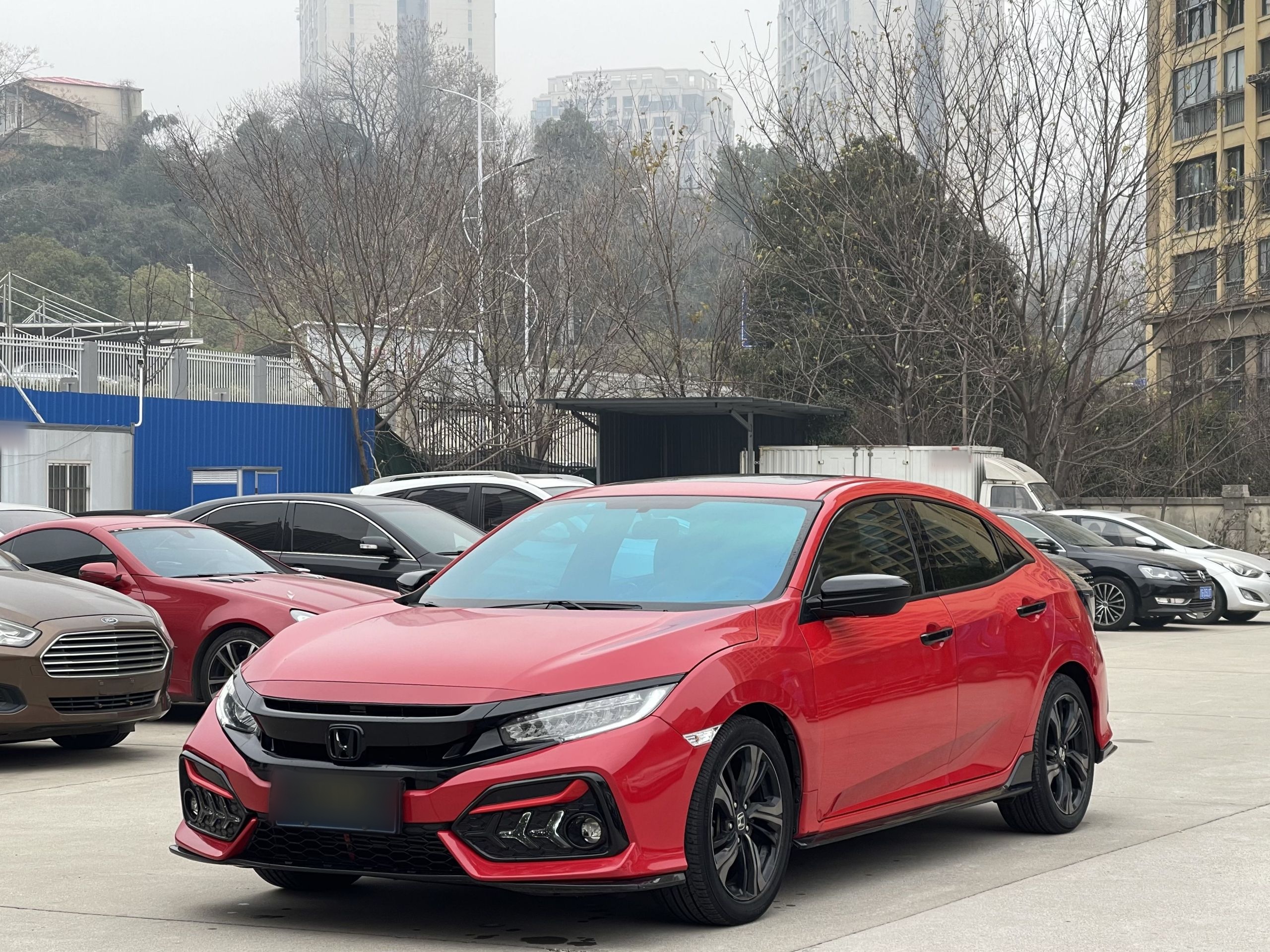 Под передней частью автомобиля