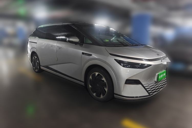 Used XPeng X9 2024 610 Long-Range Max Front Right 45 Deg