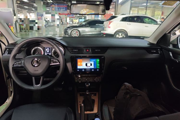 Used Skoda Octavia 2022 1.5L Automatic Comfort Edition Center Console