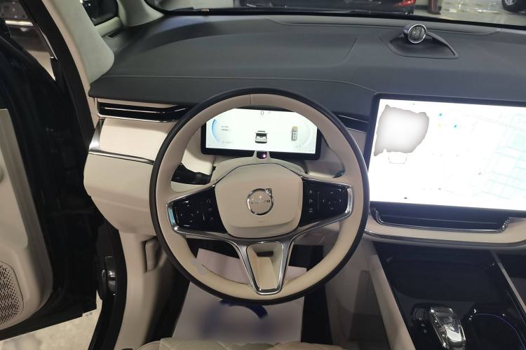 Used Volvo EM90 2025 Ultra Six-Seater
