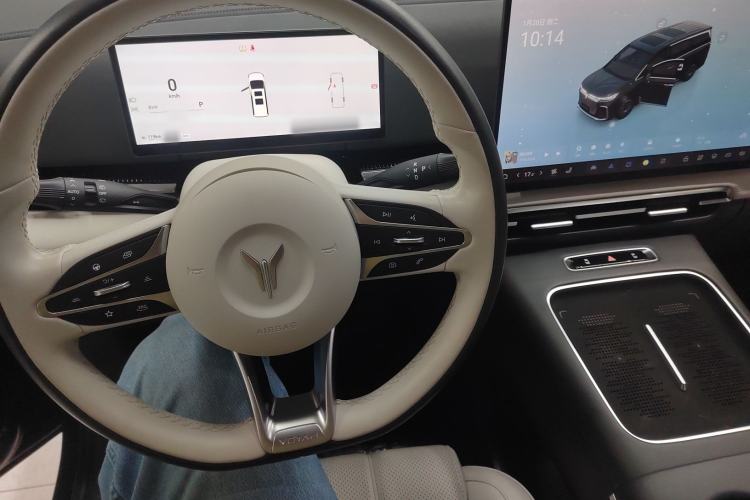 Used VOYAH Dream 2025 EV Four-Wheel Drive Flagship Kunpeng Edition
