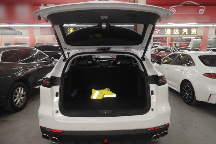 Used CHANGAN UNI-K 2024 2.0T Two-Wheel Drive YueShang Trim Trunk