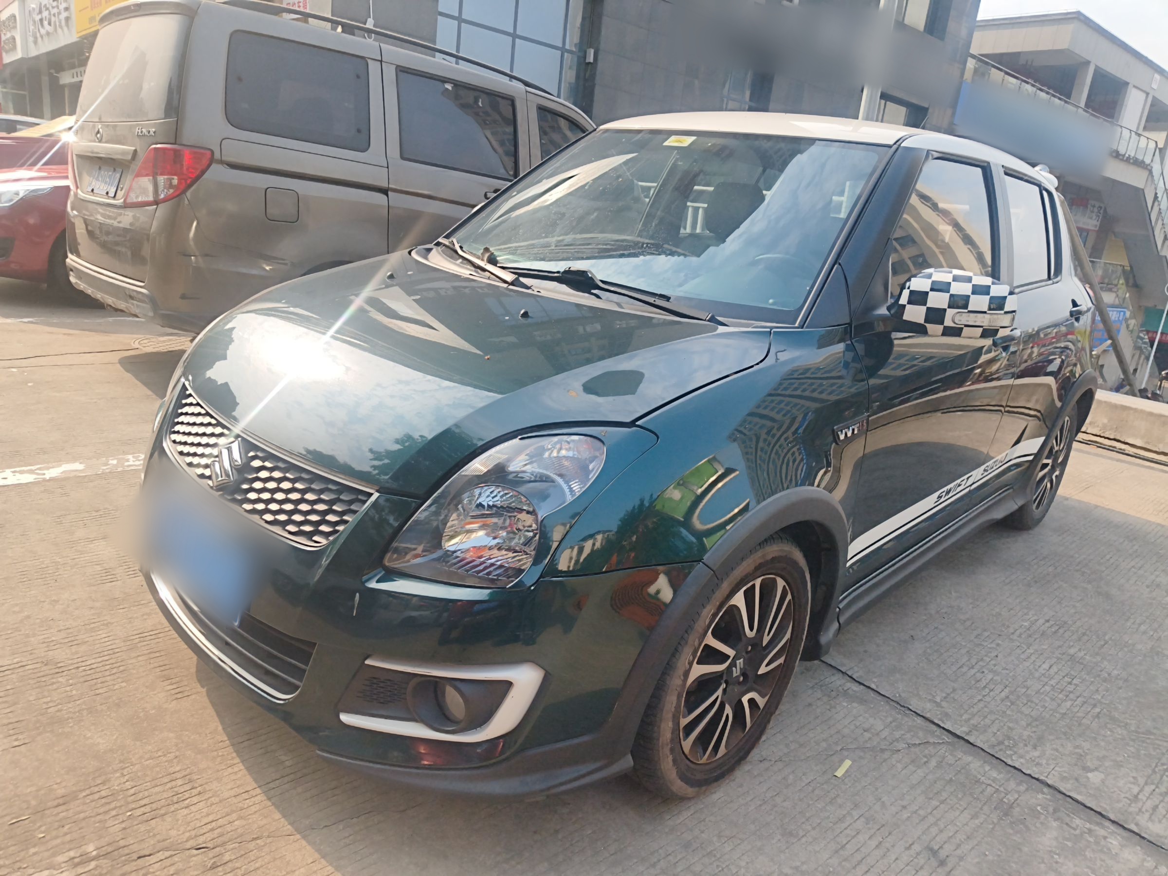 تحت مقدمة السيارة