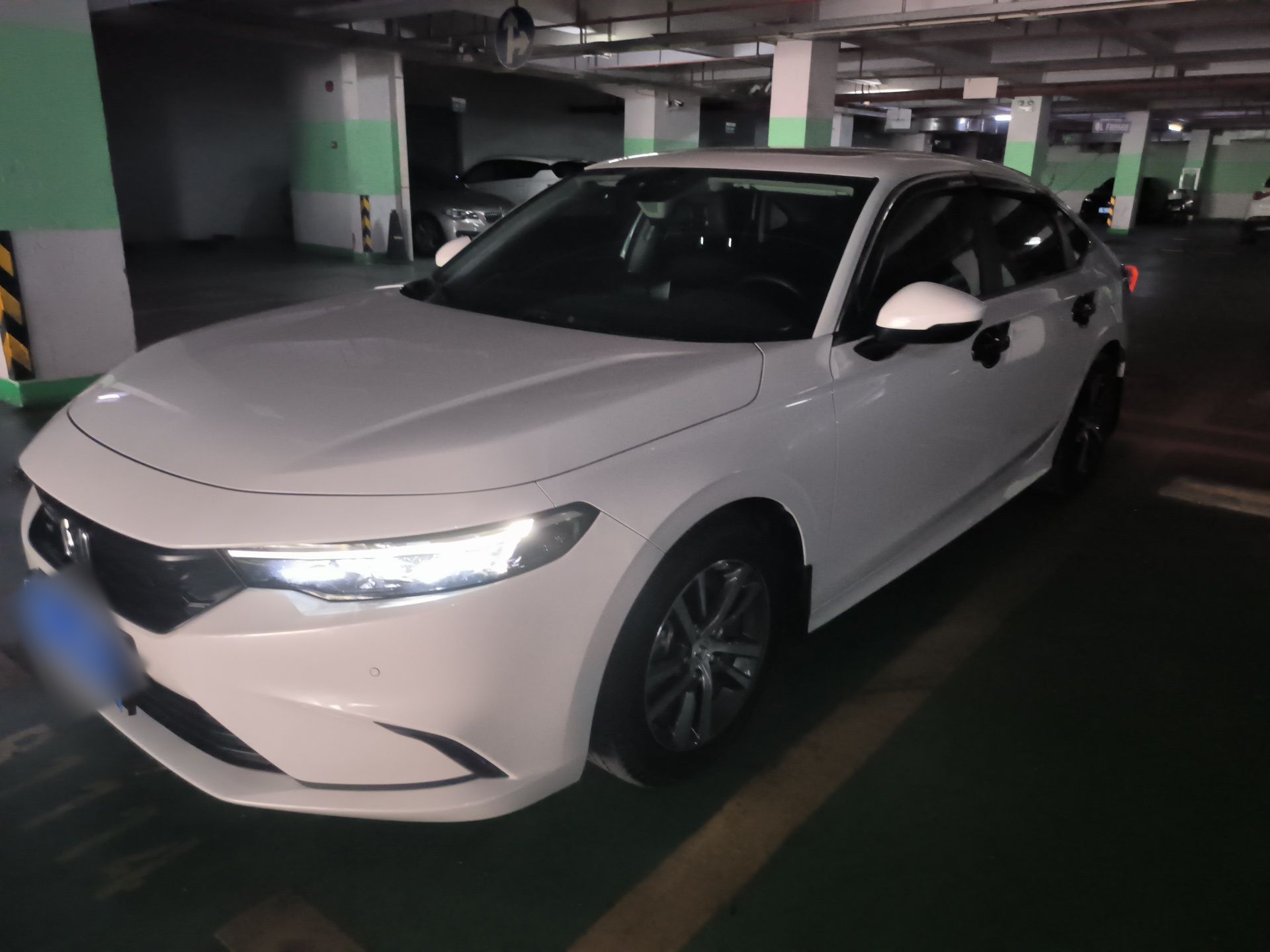 تحت مقدمة السيارة