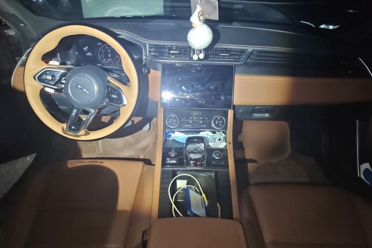 Used Jaguar XFL 2023 XFL 2.0T P250 Two-Wheel-Drive Elite Sport Edition Center Console