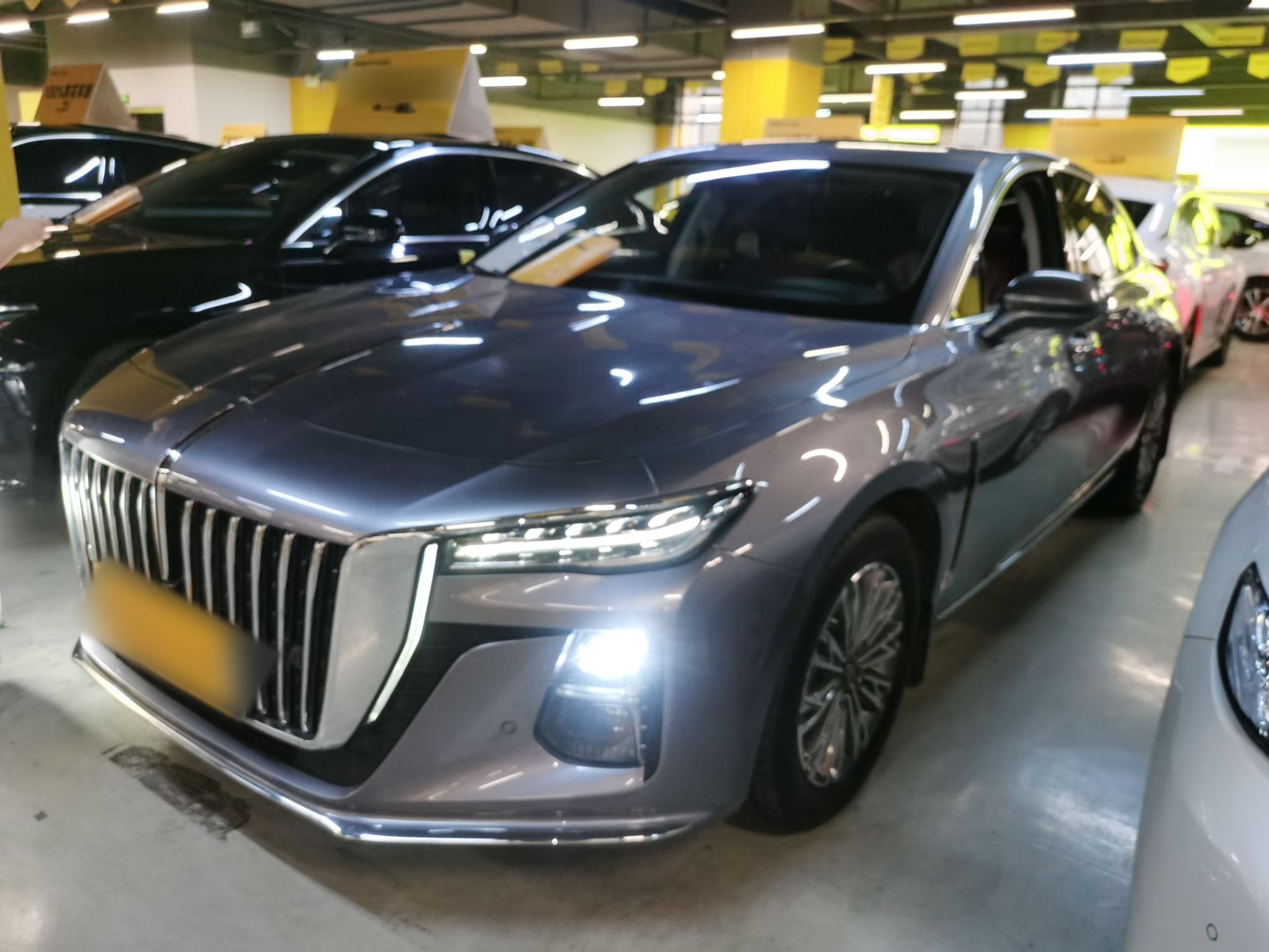 Под передней частью автомобиля