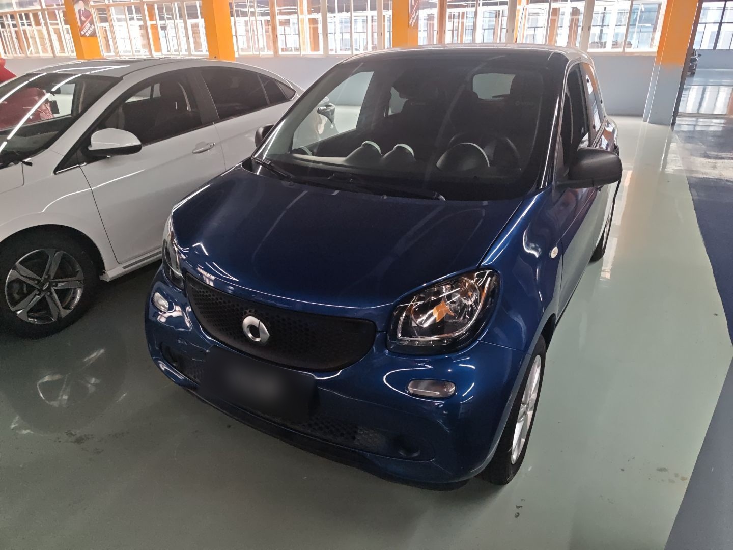 Под передней частью автомобиля