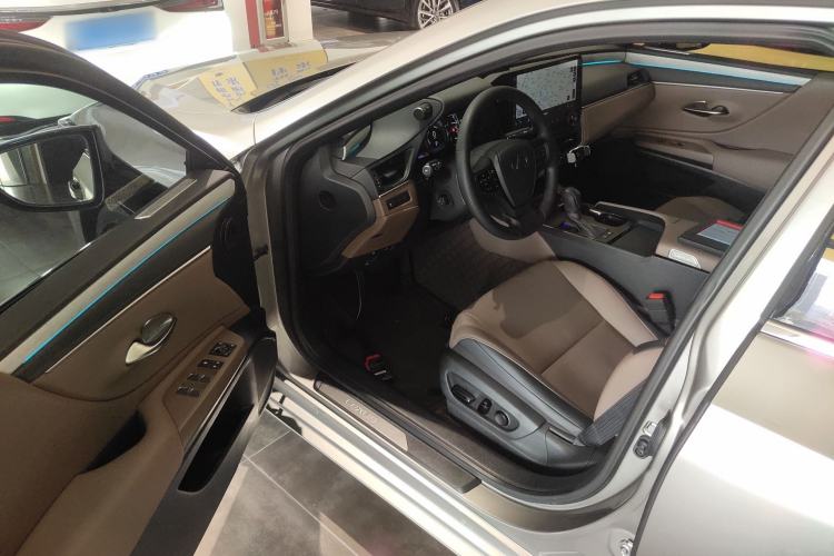 Used Lexus ES 2025 300h Deluxe Edition
