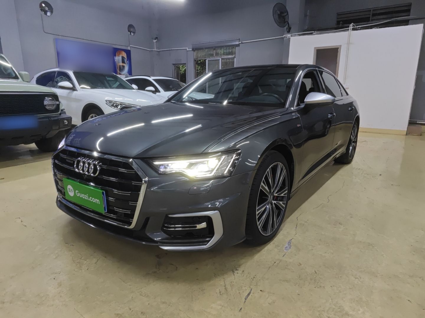 تحت مقدمة السيارة