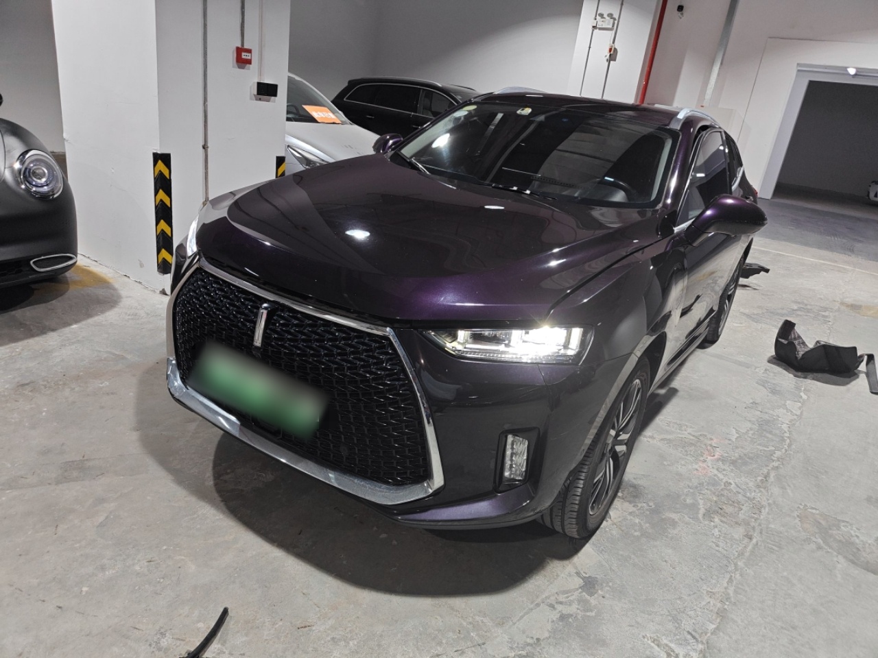 تحت مقدمة السيارة