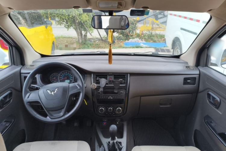 Used Wuling Rongguang V 2016 1.5L Standard Version Center Console