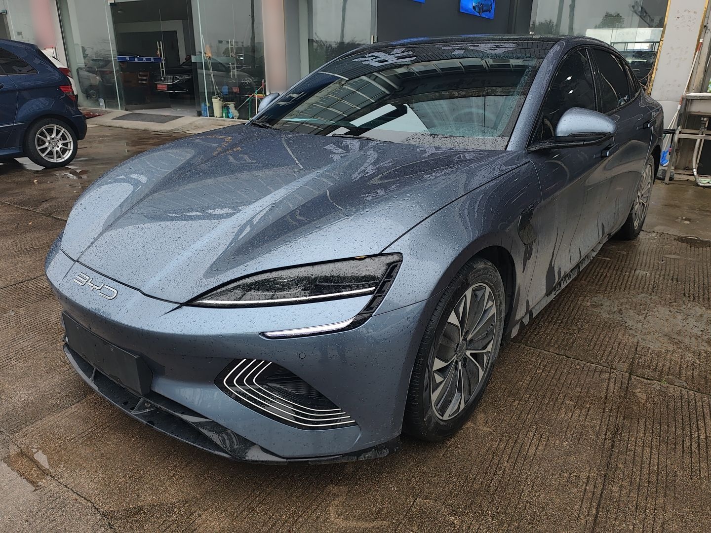 Под передней частью автомобиля