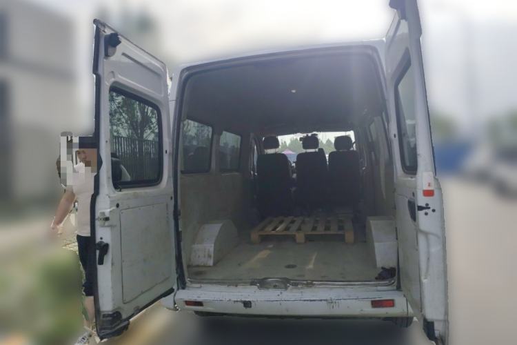 Used SAIC MAXUS Xintu V80 2021 2.0T Manual Classic Aoyuntong Short Wheelbase Mid-Roof 5/6-Seater
