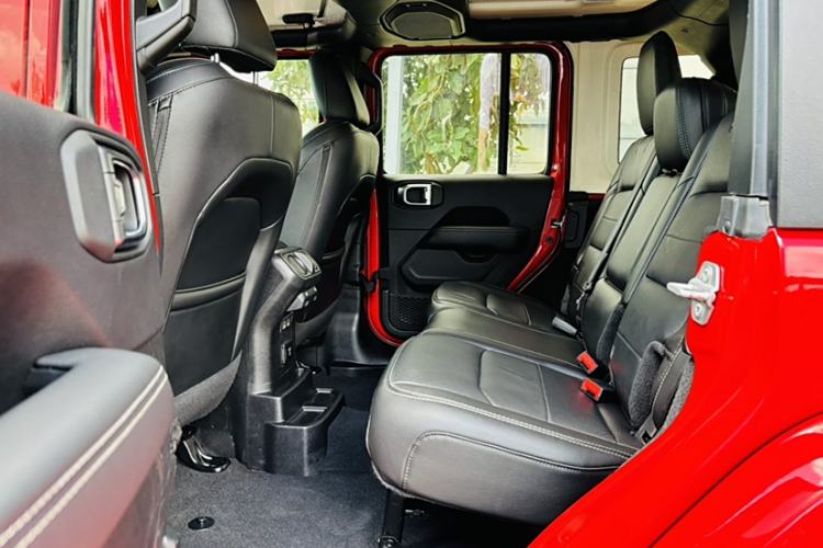 Used Jeep Wrangler 2019 2.0T Sahara Four-Door Version China VI Emission Standard