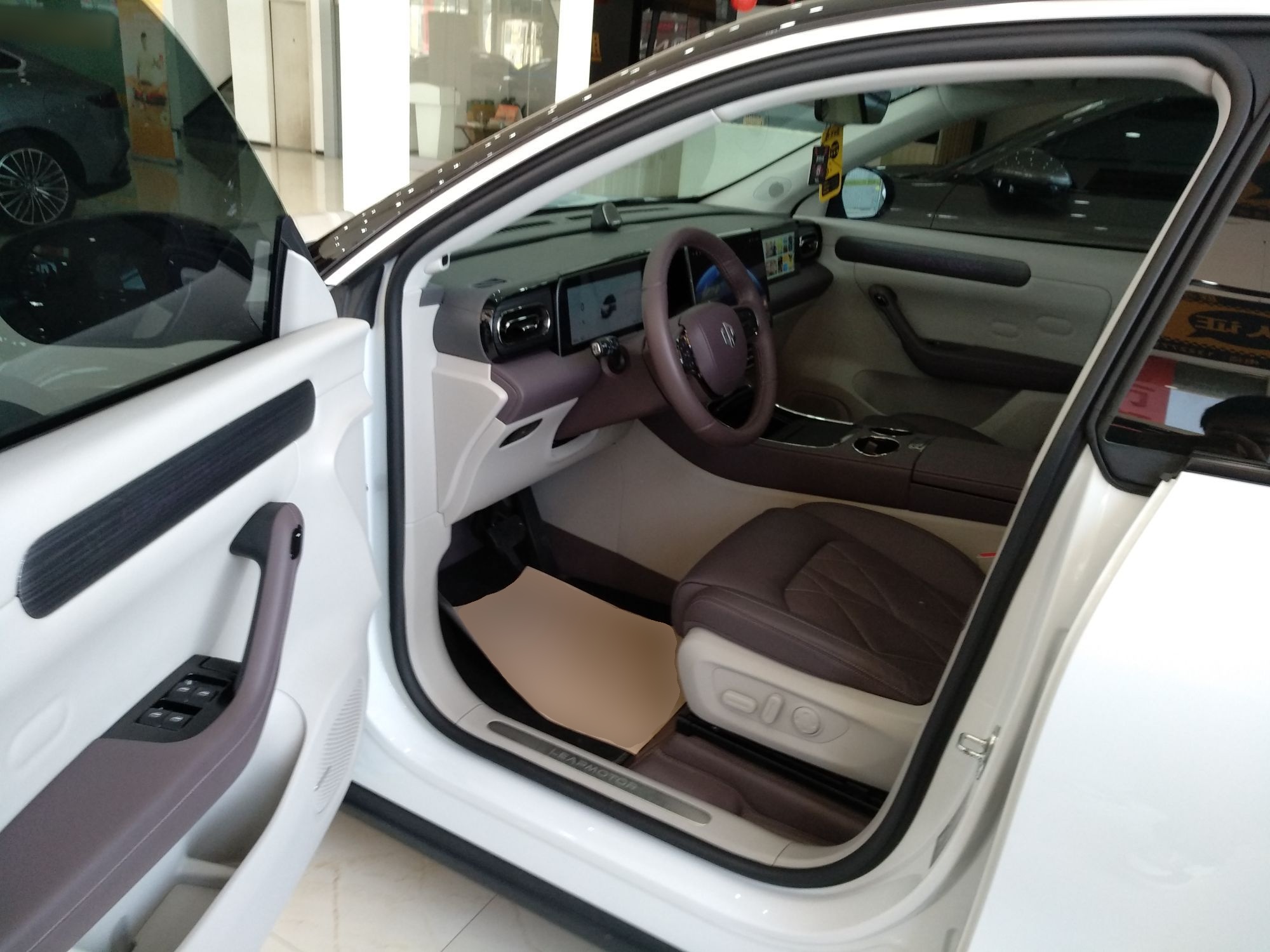 المقاعد الأمامية داخل السيارة